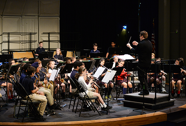 宾夕法尼亚州私立小学的学生们在乐队演唱会上演奏